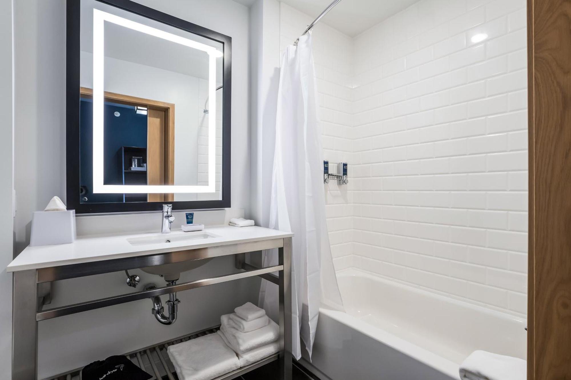 Four Points By Sheraton Елкхарт Екстериор снимка
