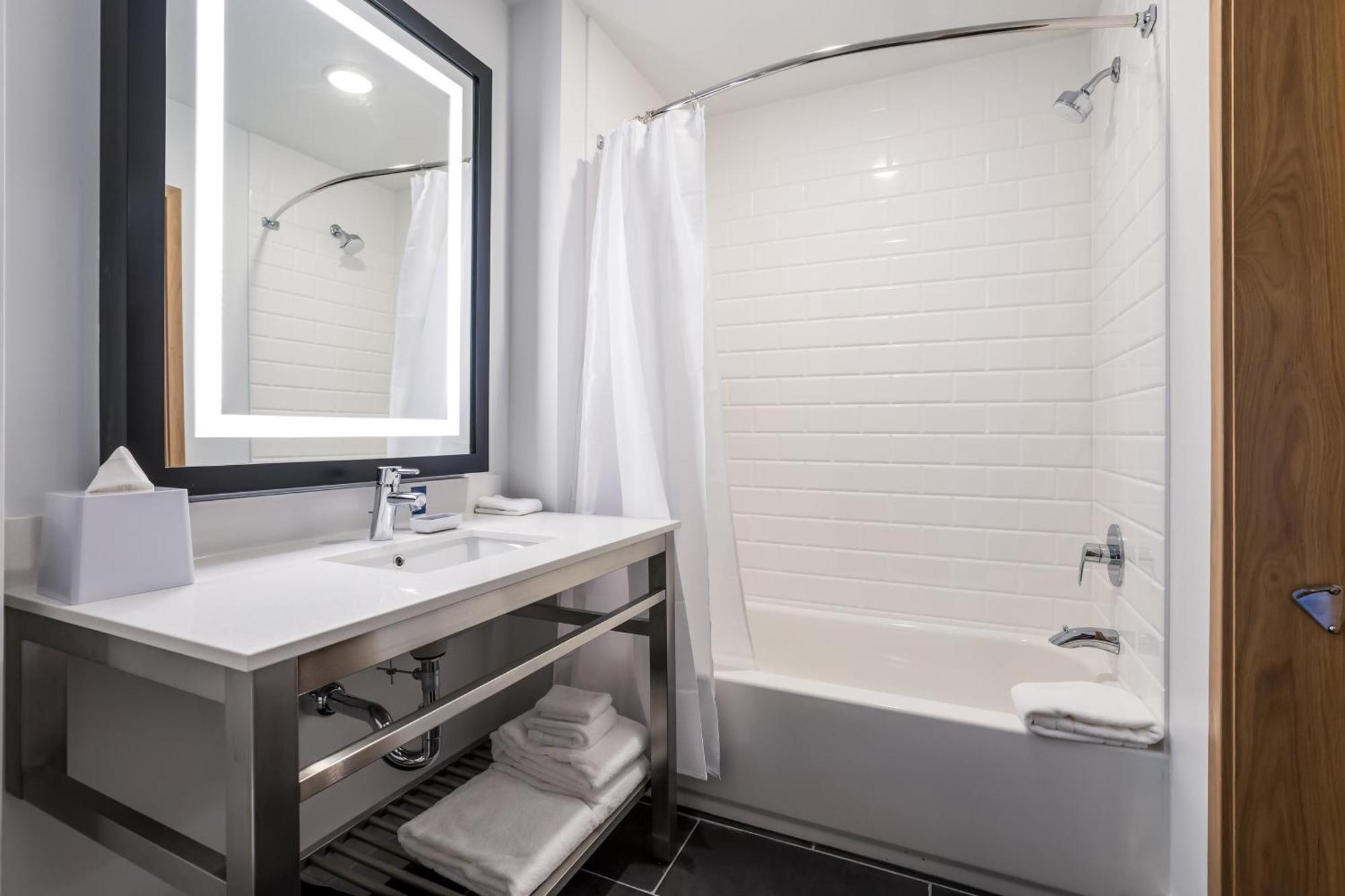 Four Points By Sheraton Елкхарт Екстериор снимка