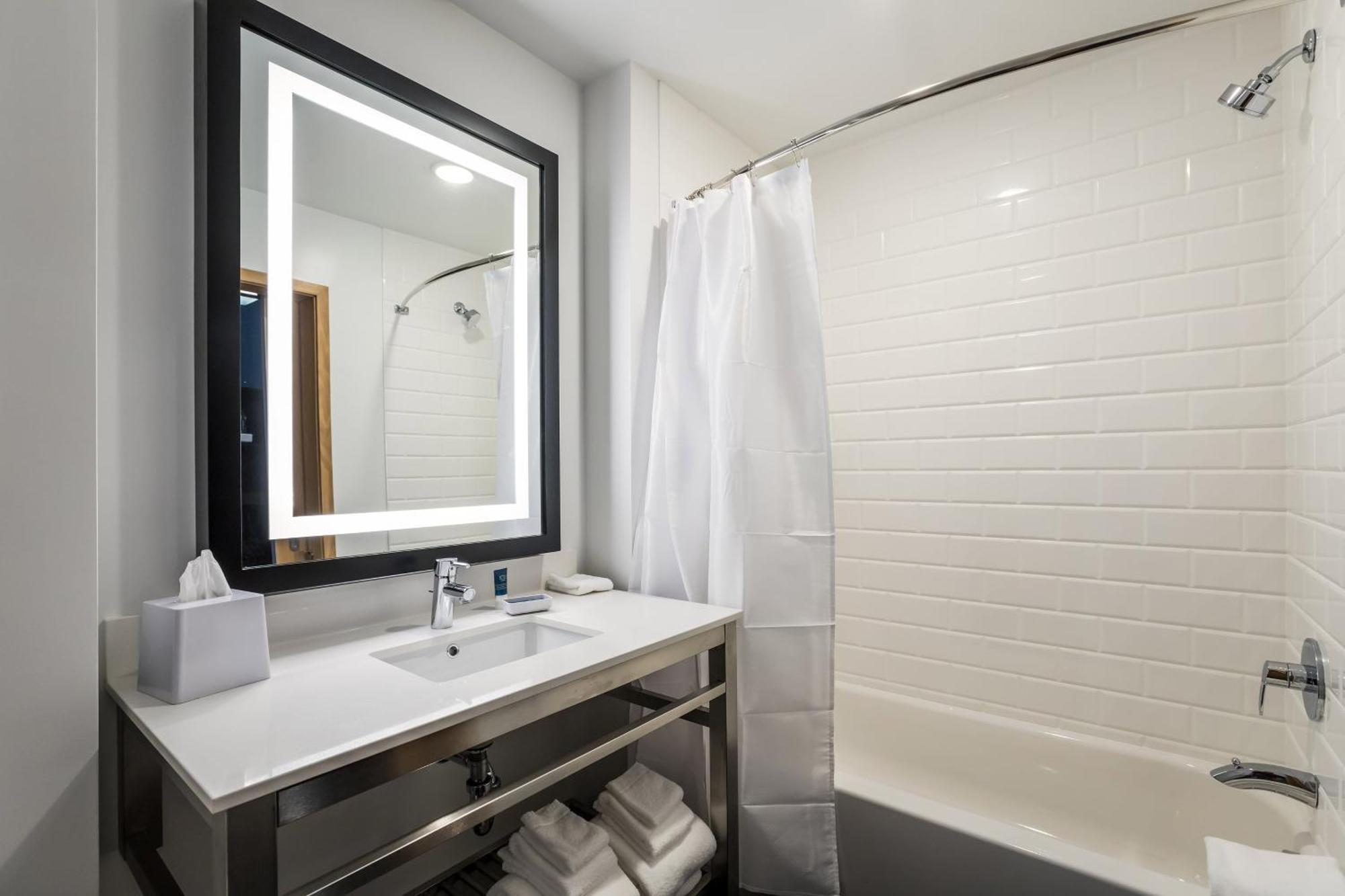 Four Points By Sheraton Елкхарт Екстериор снимка